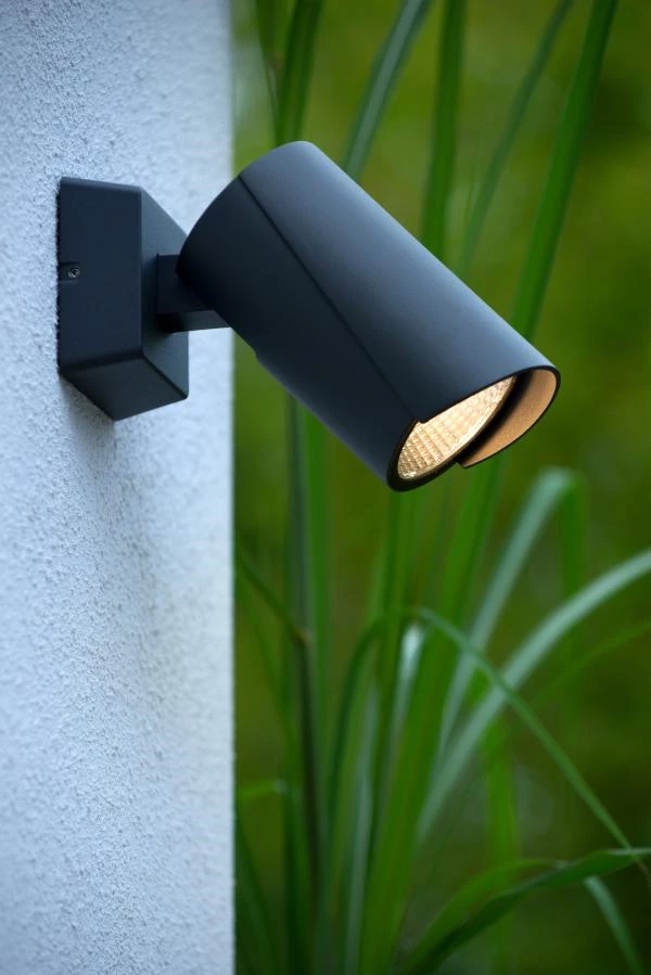 Lucide MANAL - Wandstrahler / Wandleuchte Innen/Außen - LED - 1x13W 3000K - IP65 - Anthrazit - Atmosphäre 2